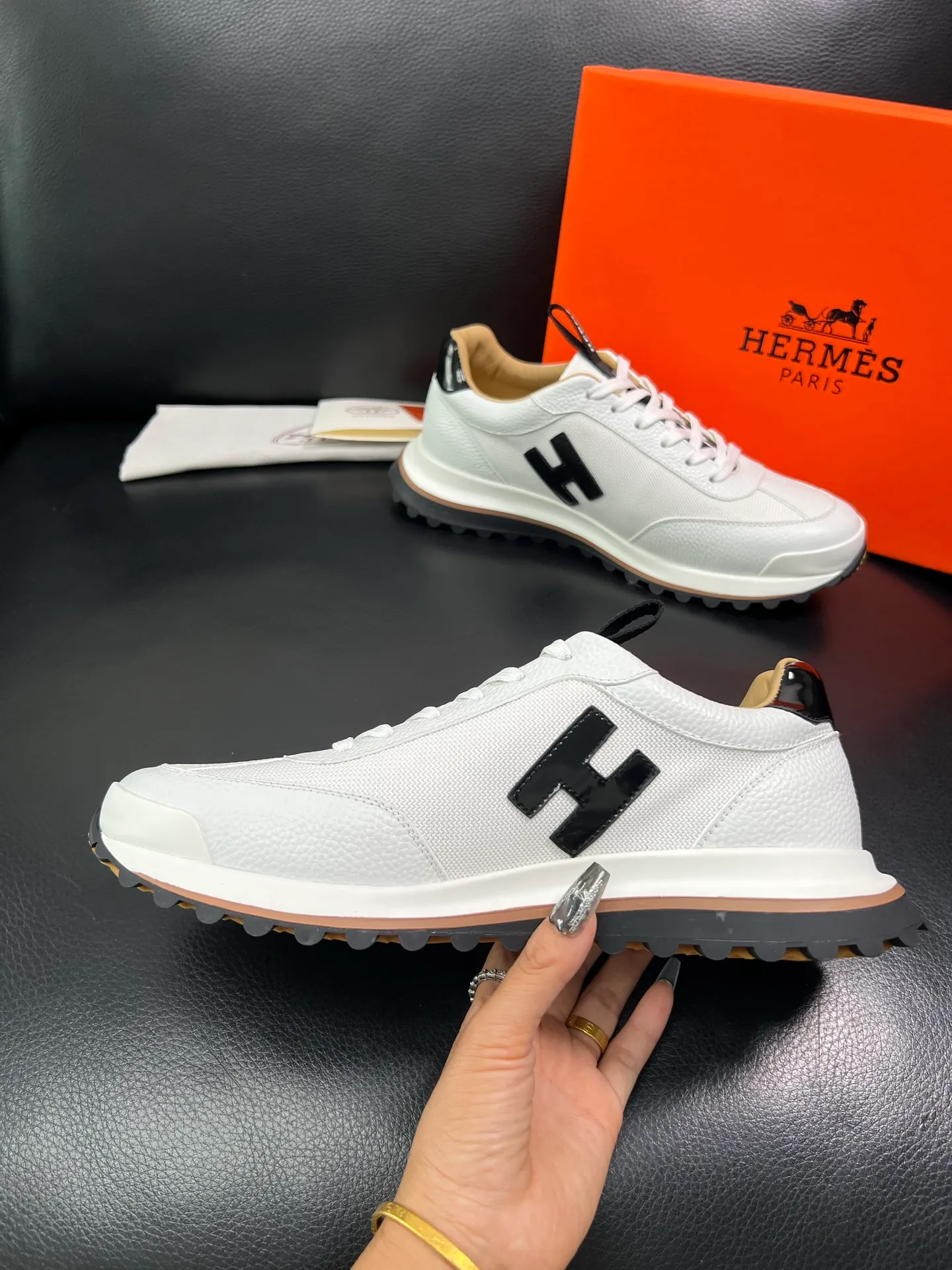 Men's shoes 💰800 Hermes top purchasing Hermes counters are on sale at the same time with original factory configuration, original cowhide imported from Italy and mesh fabric, high-quality splicing technology, fully imported water-dyed cowhide lining, soles: original soles specially provided by the original factory are super comfortable, the original factory follows the order and high quality, you can enter and exit the counter at will, you are welcome to compare and synchronize with the counter, code number 39-44 (customized 38 45) 85863
